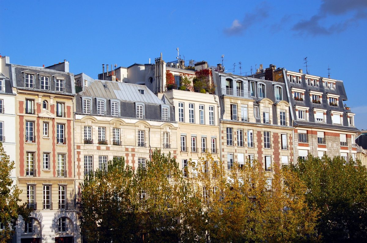 Front de façades haussmanniennes coiffées de mansardes en zinc, quai des Orfèvres à Paris