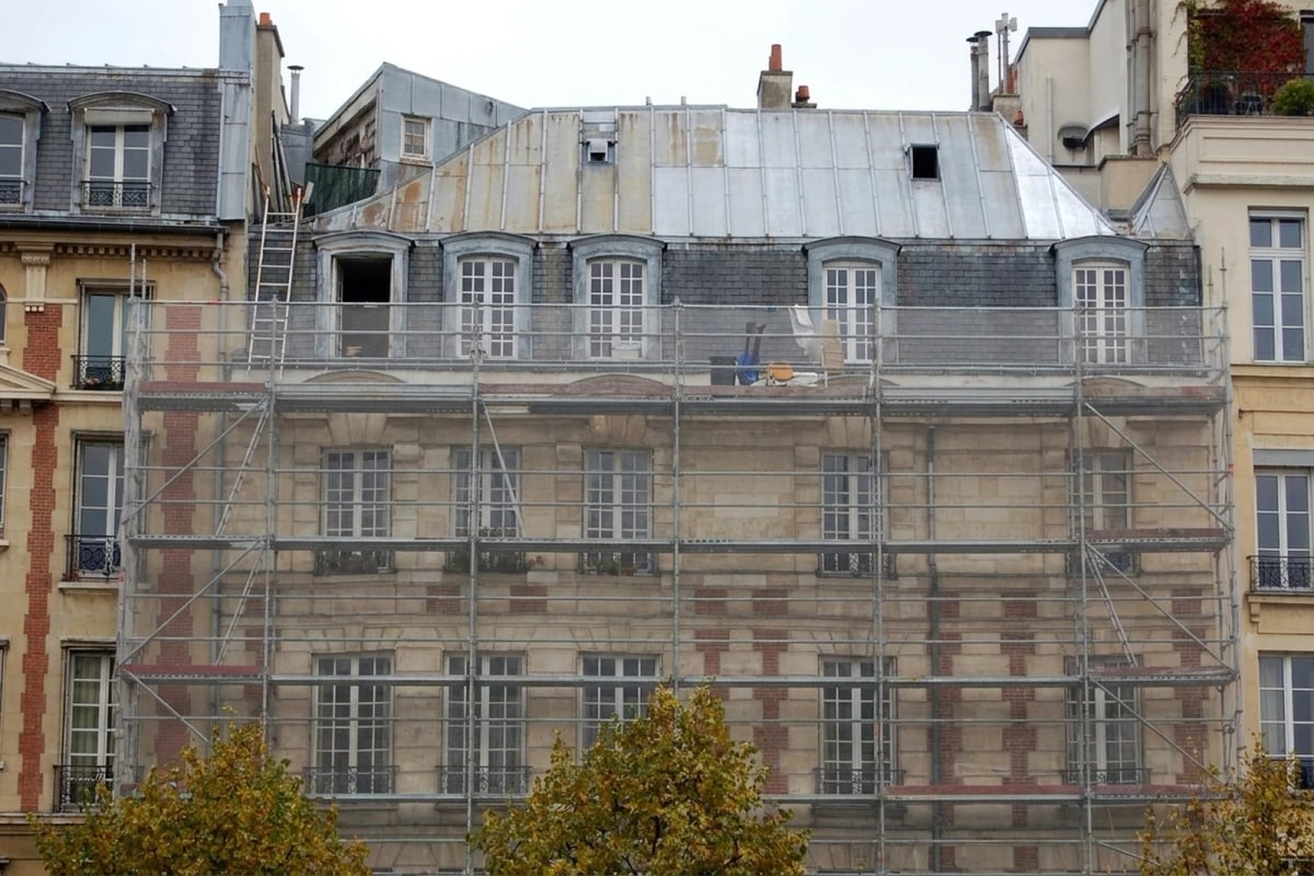 Illustration : échafaudage monté sur un immeuble haussmannien, mansarde de zinc en rénovation