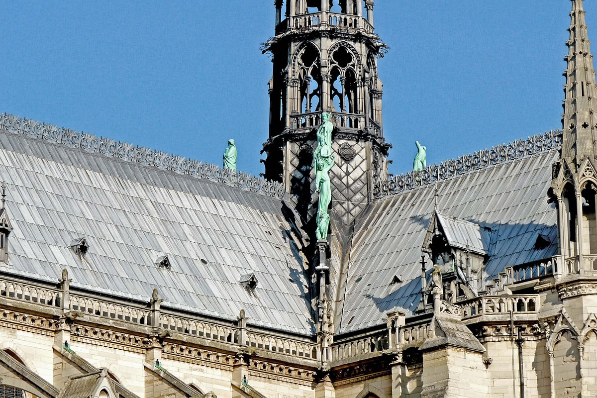 Couverture en tables de plomb de la cathédrale Notre-Dame de Paris, statues et base de la flèche