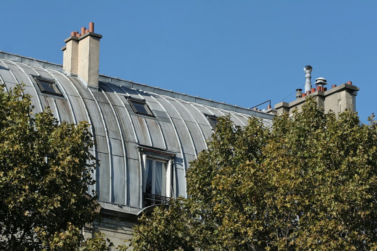 Toit parisien cintré en zinc à tasseaux avec châssis et souches de cheminée